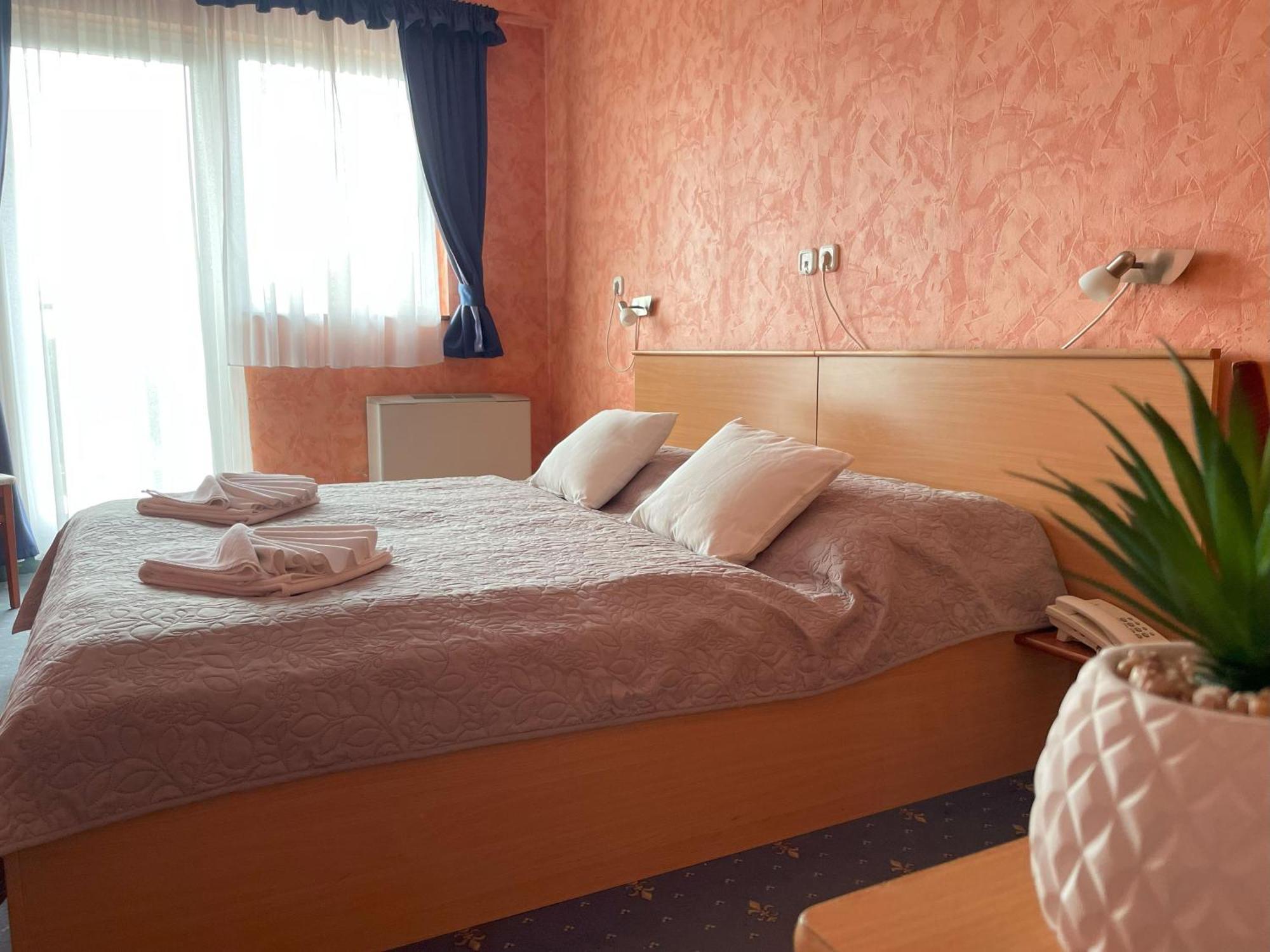 Koenig Hotel ナジカニジャ エクステリア 写真